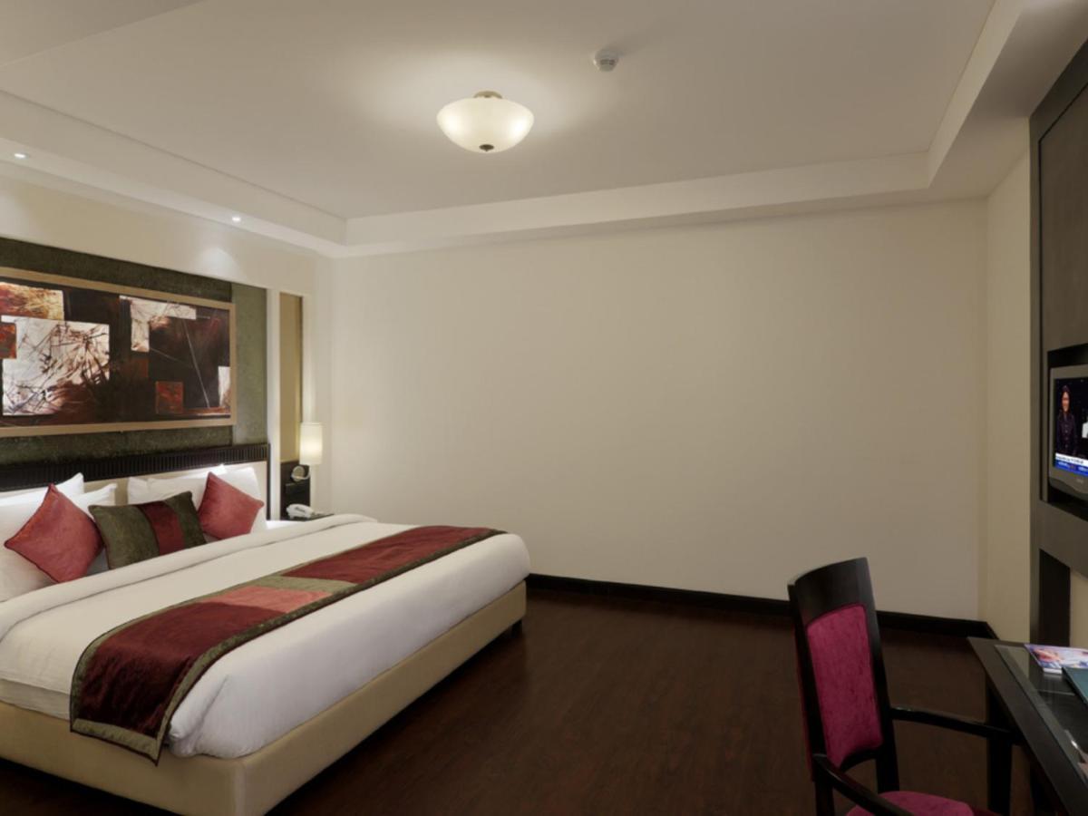 Inde Hotel Vista Woods Huda City Centre, Gurgaon Esterno foto