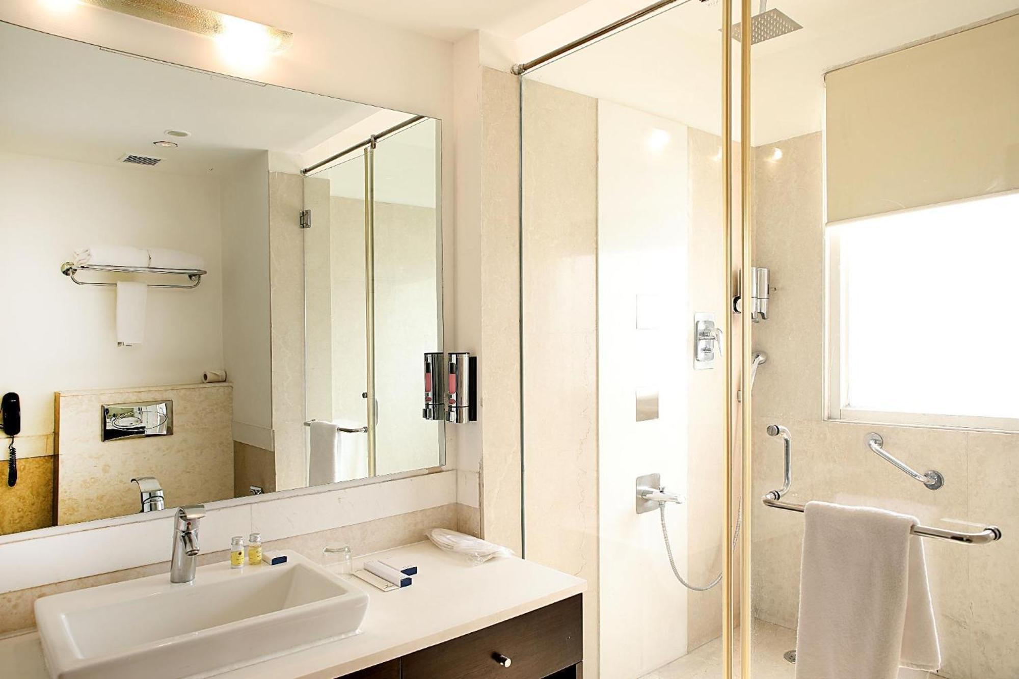 Inde Hotel Vista Woods Huda City Centre, Gurgaon Esterno foto